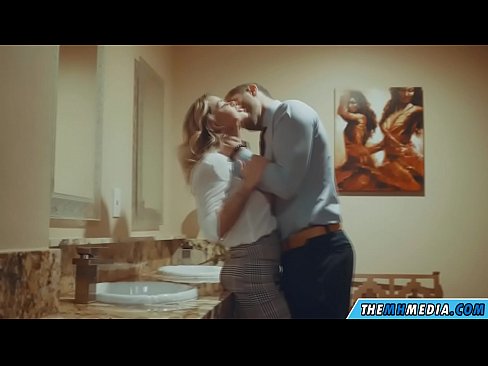 ❤️ Wakati blonde mwenye busty anakutongoza kwenye choo cha umma Pono